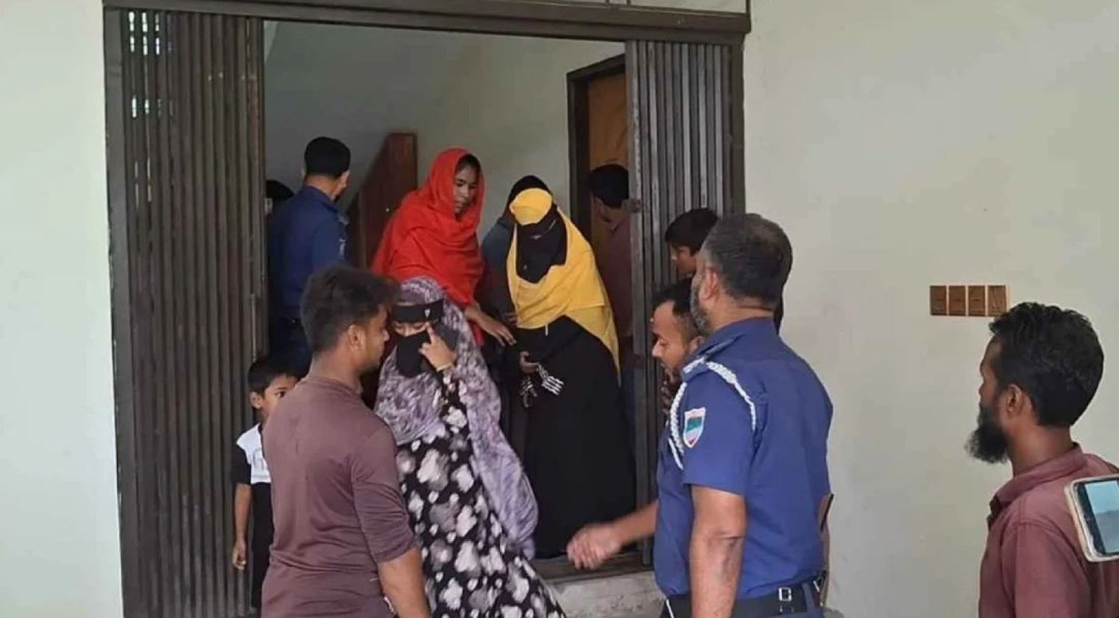 ইউএনওর সরকারি গাড়ি নিয়ে ভাড়া বাসায়, তিন নারীসহ আটক চালক