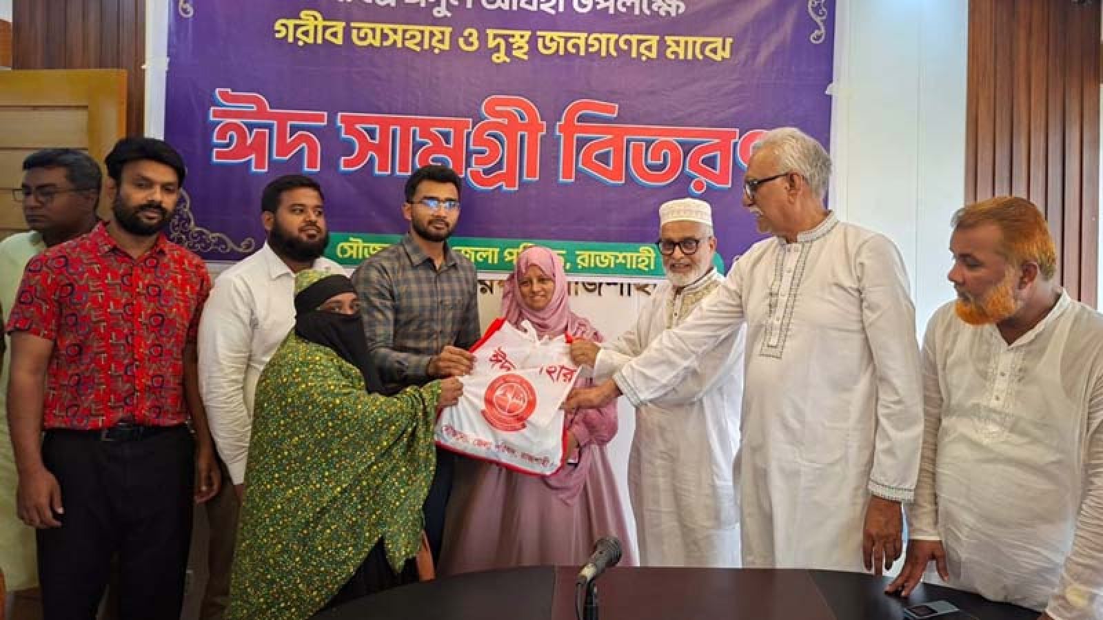 জেলা পরিষদের উদ্যোগে ইদ সামগ্রী বিতরণ