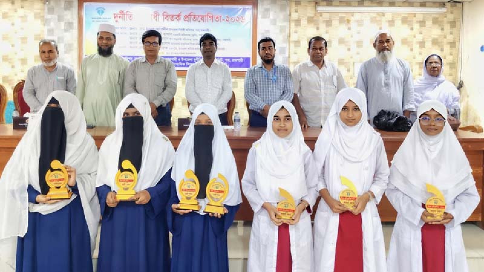 পবায় দুর্নীতিবিরোধী প্রতিযোগিতায় তর্কে-বিতর্কে দুর্নীতিমুক্ত সমাজ গড়ার প্রত্যয়