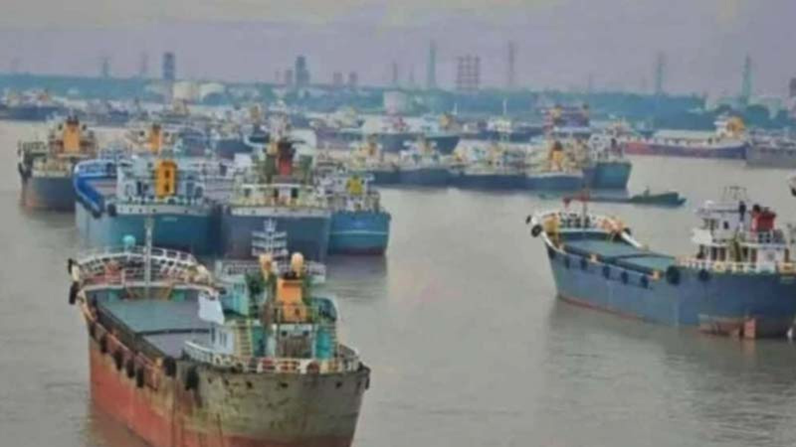 বন্দরের জাহাজ থেকে ১০ কোটি টাকার মাল লুট করলো কারা?