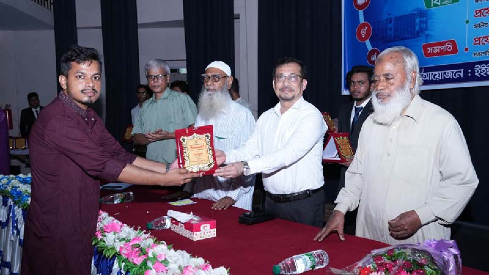 রাবি ইইই বিভাগের বরণ, বিদায়, পুরস্কার ও শিক্ষাবৃত্তি প্রদান অনুষ্ঠিত
