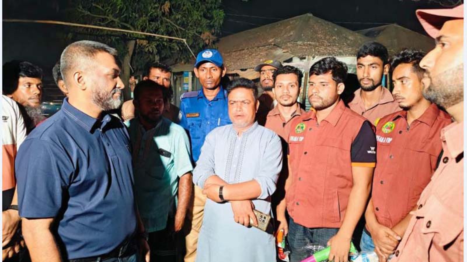 সিরাজগঞ্জে অপরাধ নিয়ন্ত্রণে বাঁশকল পরিদর্শন ও পুলিশ সদস্যদের টর্চলাইট-বাঁশি দিলেন পুলিশ সুপার
