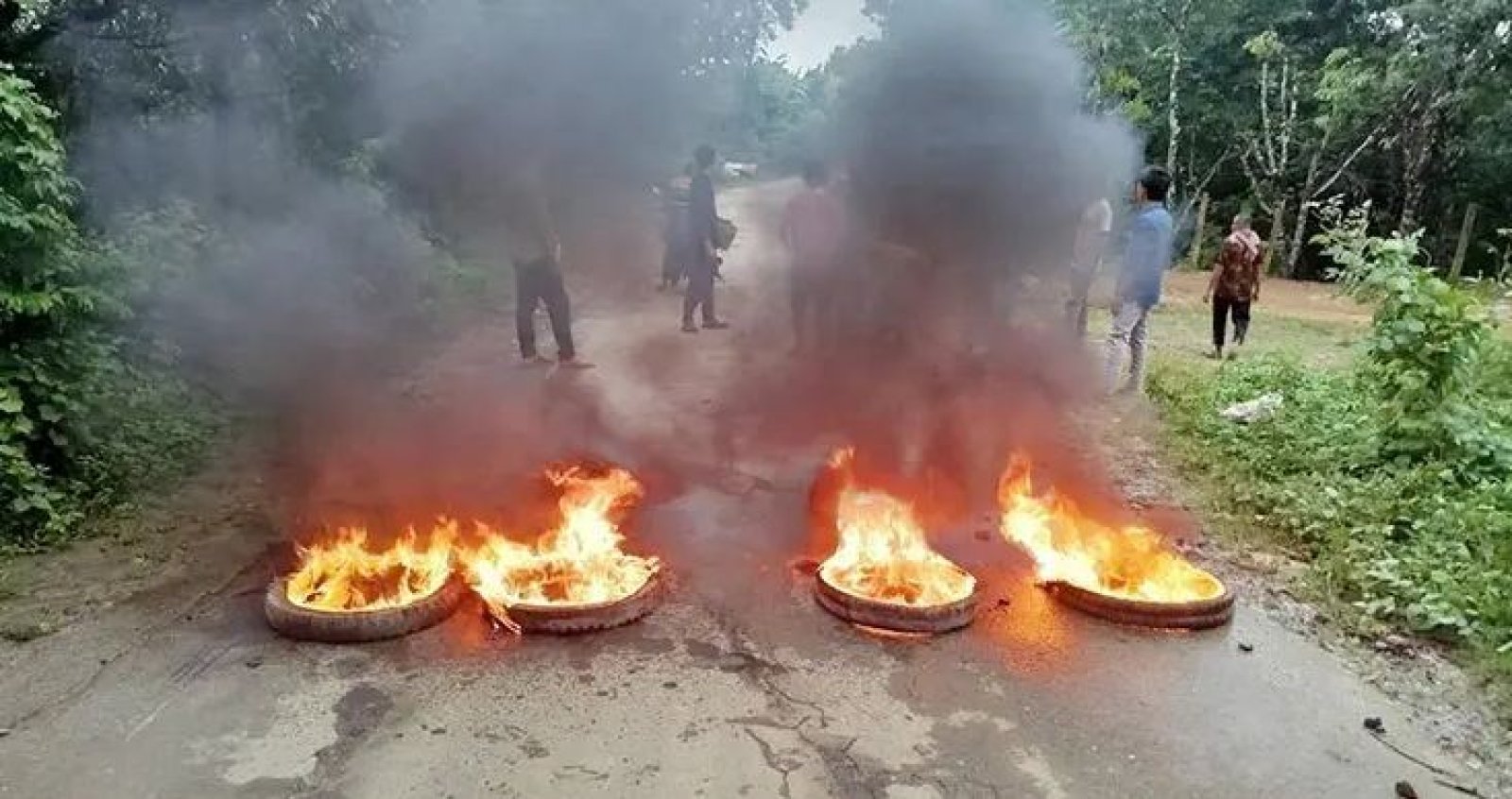 সাজেক সড়কে অনির্দিষ্টকালের অবরোধ, বিপাকে পর্যটকরা
