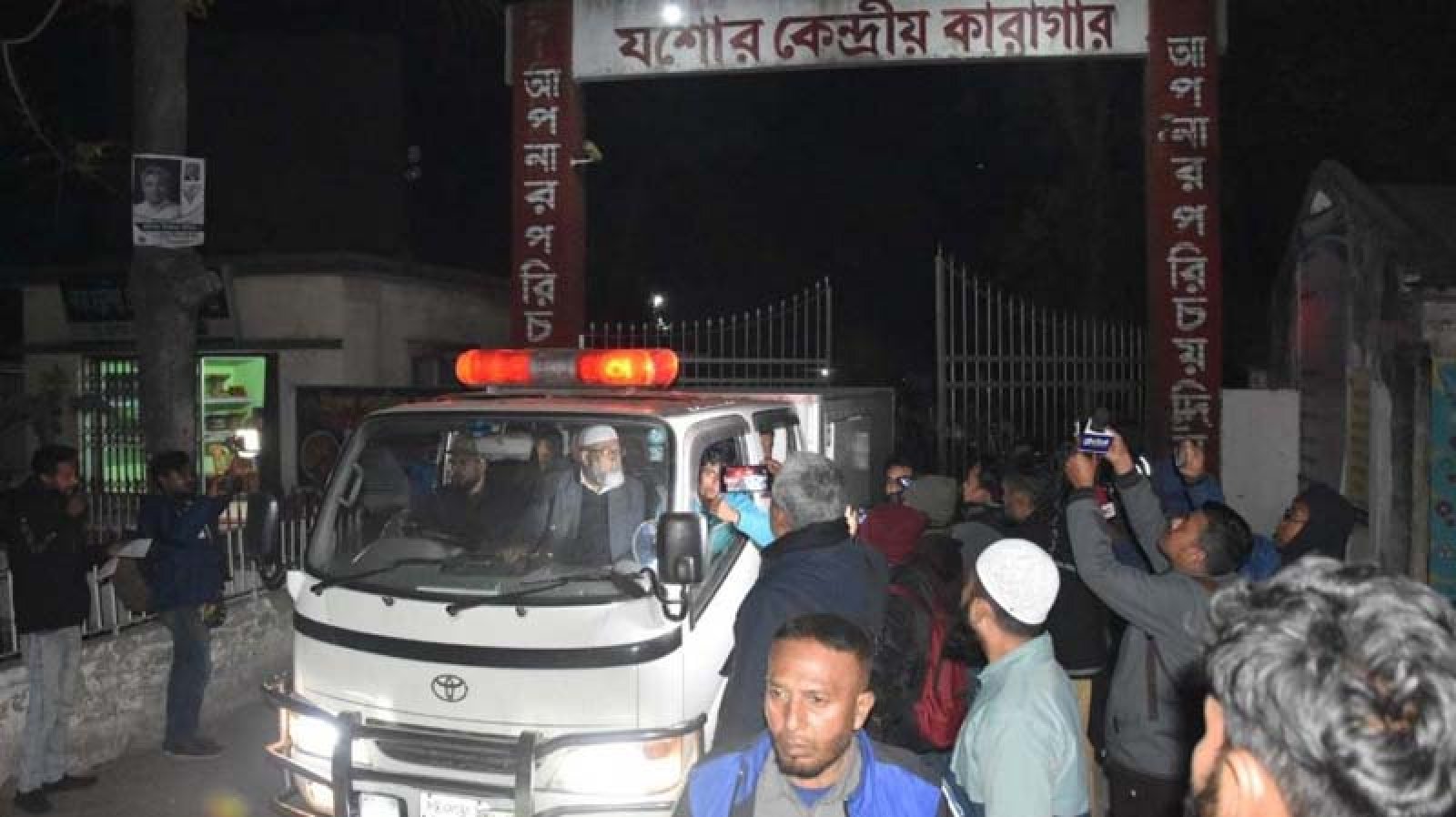 কারাফটকে মৃত ছেলেকে কোলে নিয়ে স্ত্রীর মরদেহ ছুঁয়ে কাঁদলেন ছাত্রলীগ নেতা