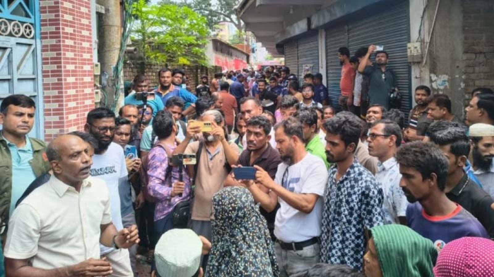 মাদ্রাসার শিক্ষার্থীদের পেটালেন জামায়াত এমপির মেয়ে, প্রতিবাদে বাড়ি ঘেরাও