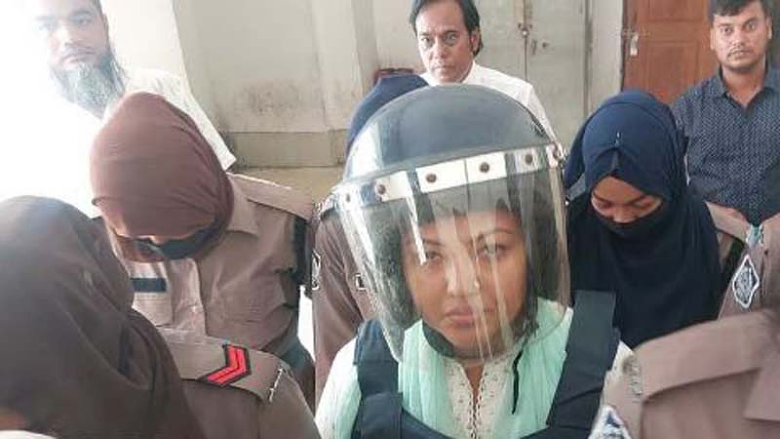 আদালতে মমতাজকে দেখে কেউ গাইলেন ‘বুকটা ফাইট্টা যায়’, কেউ করলেন শিল্পীর কাছে গান শোনার আব্দার