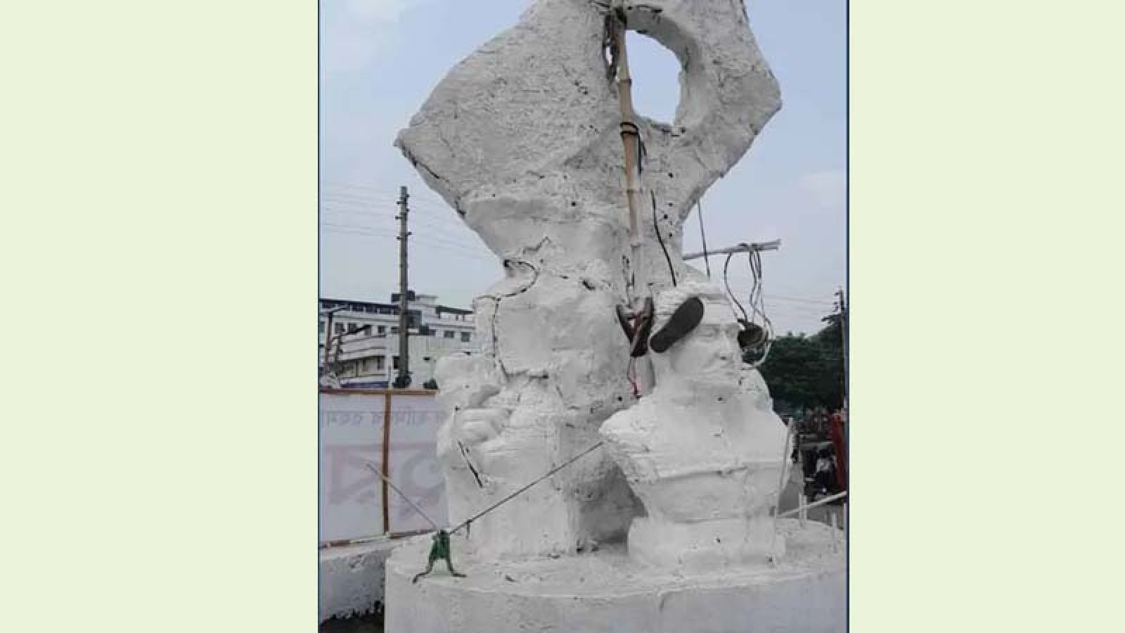 বীরশ্রেষ্ঠ হামিদুর রহমানের ভাস্কর্যে জুতার মালা, পরে অপসারণ