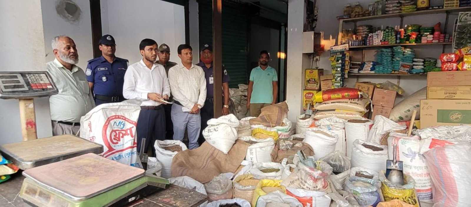 বাগাতিপাড়ায় লাইসেন্স ছাড়া মৎস্য খাদ্য বিক্রি, ৫ হাজার টাকা জরিমানা