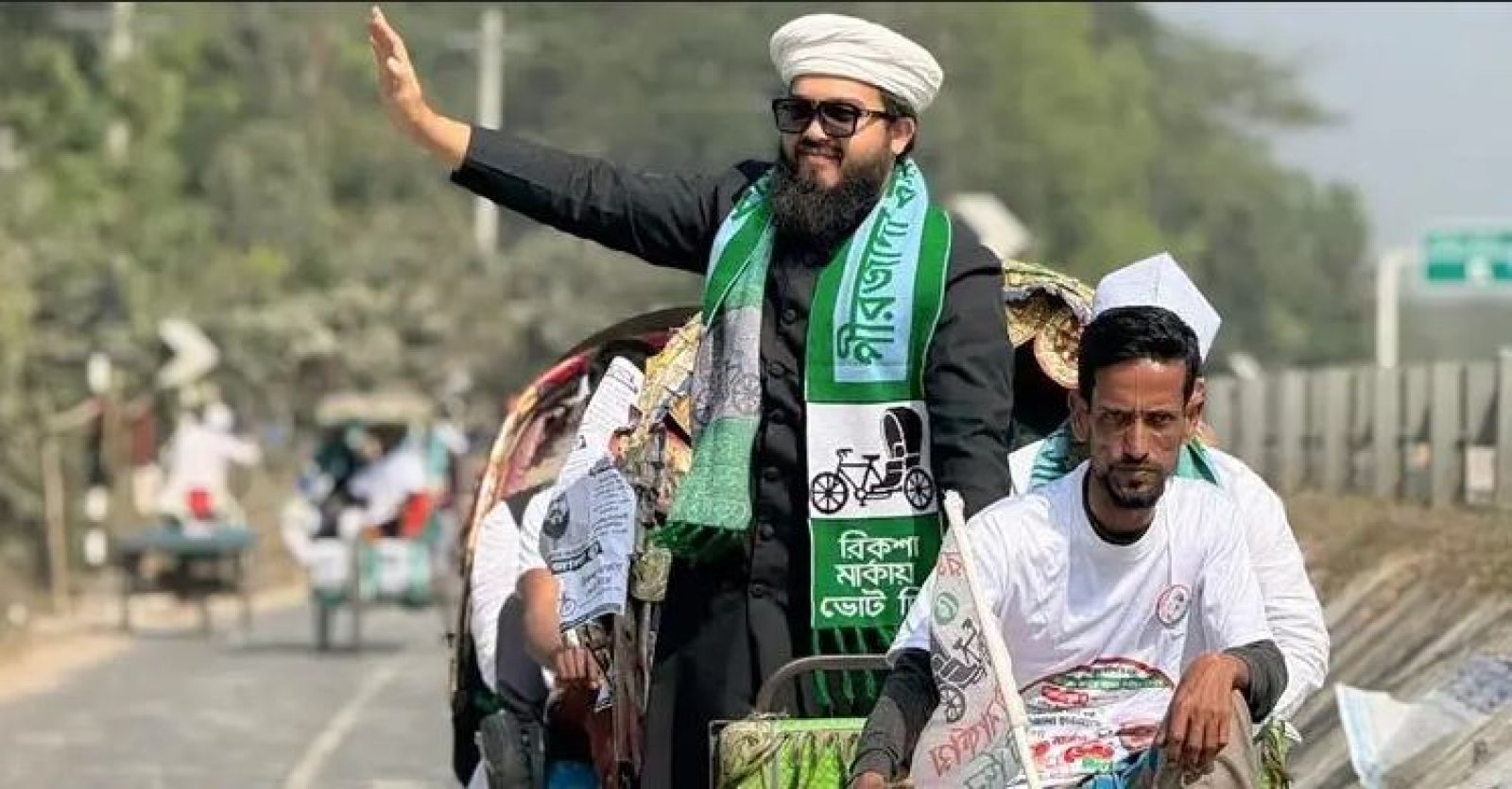 সংসদে নামাজ পড়তে গিয়ে জুতা হারালেন সংসদ সদস্য হানজালা