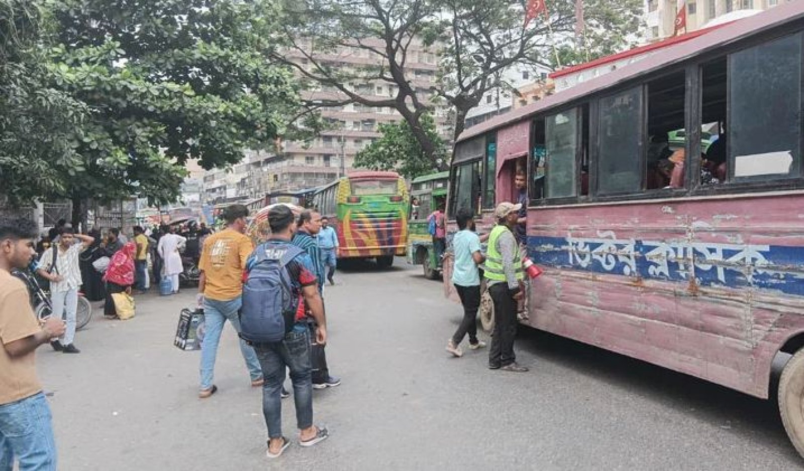 সিদ্ধান্তের আগেই বাসে বাড়তি ভাড়া আদায়