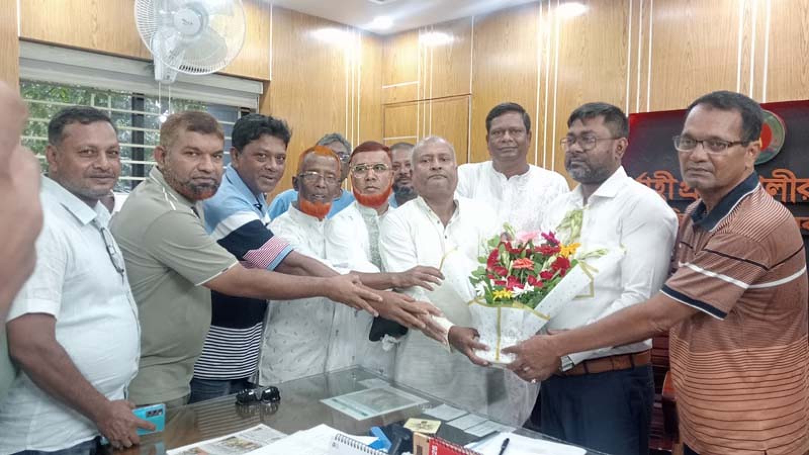 চাঁপাইনবাবগঞ্জে এলজিইডির নবাগত নির্বাহী প্রকৌশলীকে ঠিকাদার সমিতির ফুলেল শুভেচ্ছা
