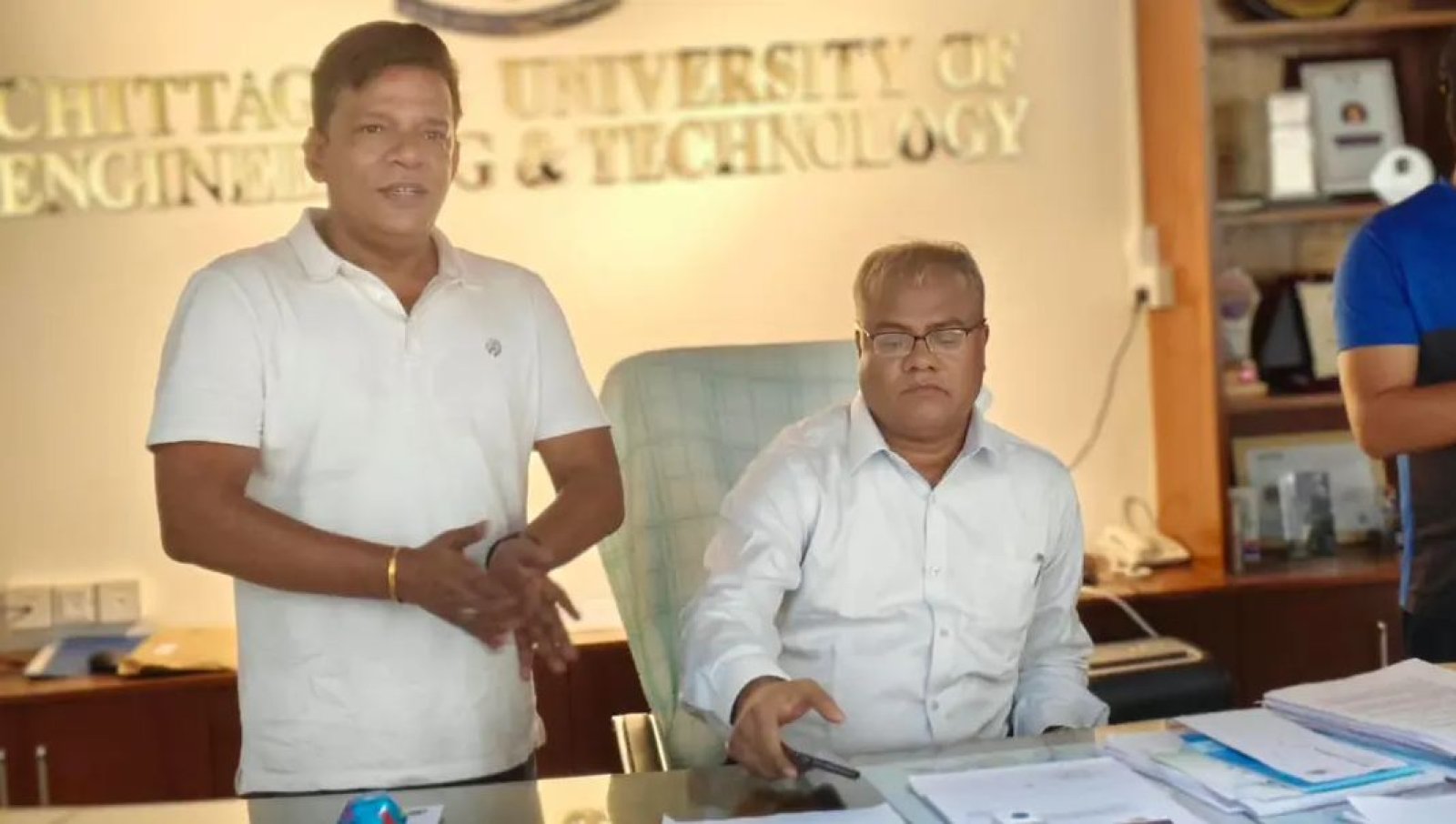 চুয়েটে প্রশাসনিক ভবনের তালা ভেঙে ঢুকলেন নতুন উপাচার্য