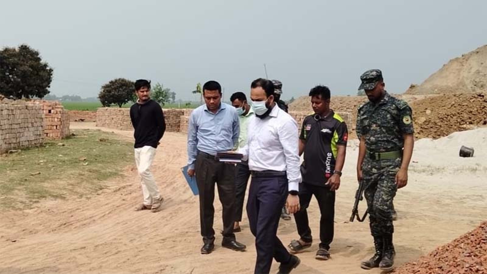 নিয়ামতপুরে ইট ভাটায় অভিযান চালিয়ে ১০লক্ষ টাকা জরিমানা