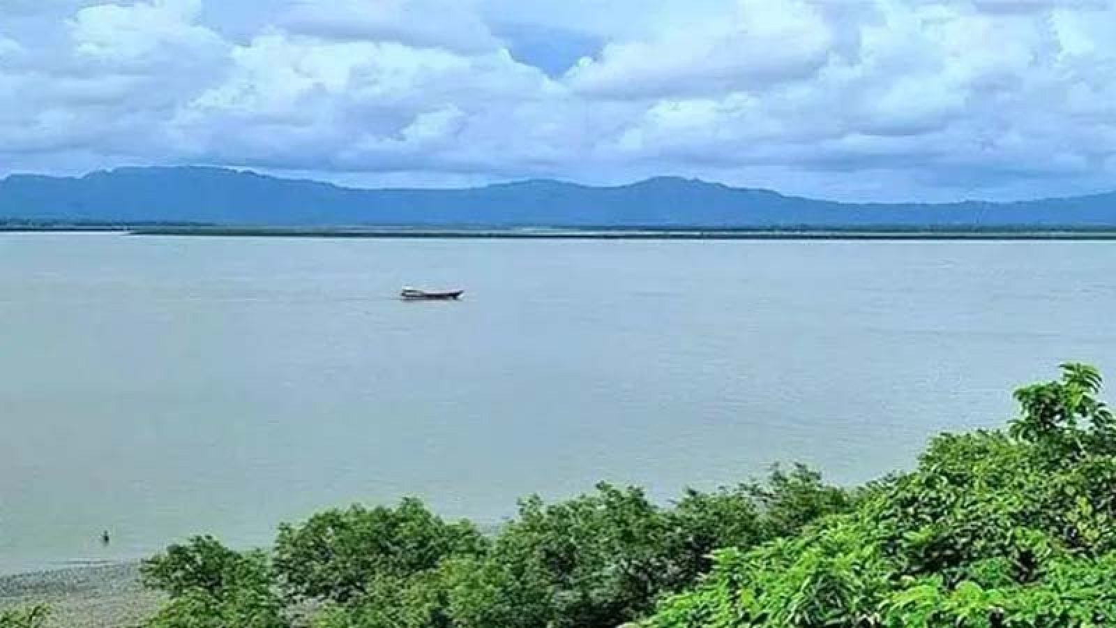 রাখাইনে দফায় দফায় বোমা বিস্ফোরণ, কাঁপছে টেকনাফ