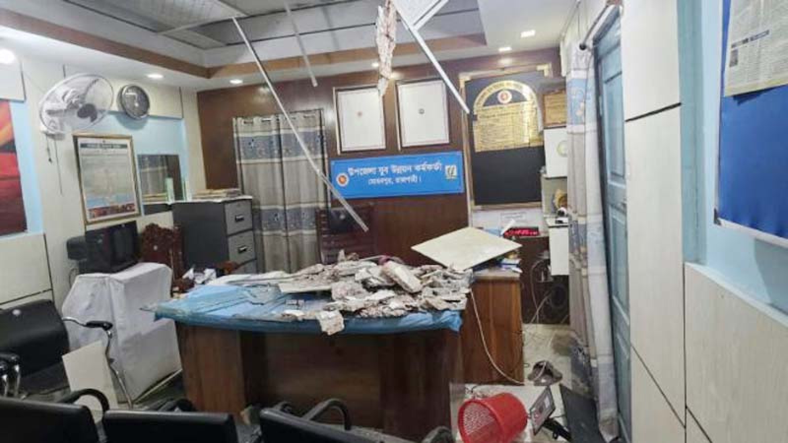 মোহনপুরে ৫৯ বছরের পুরোনো ভবনে ছাদ ধস, প্রাণে বাঁচলেন যুব কর্মকর্তা