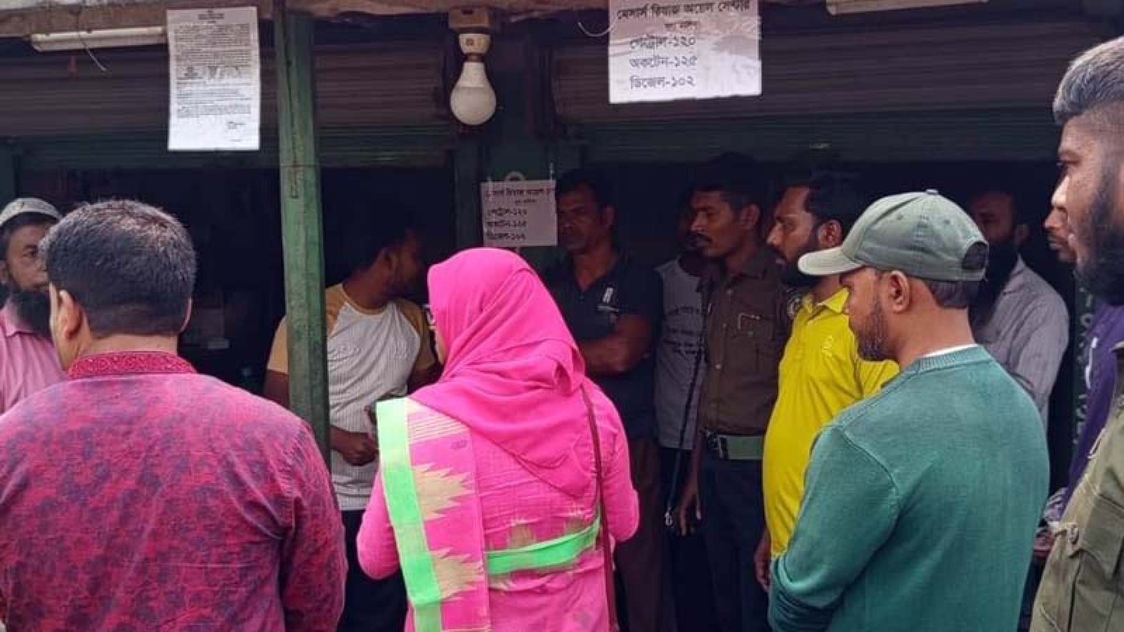 বাঘায় তেল বিক্রিতে অনিয়মের অভিযোগে ২ ব্যবসায়ীর জরিমানা