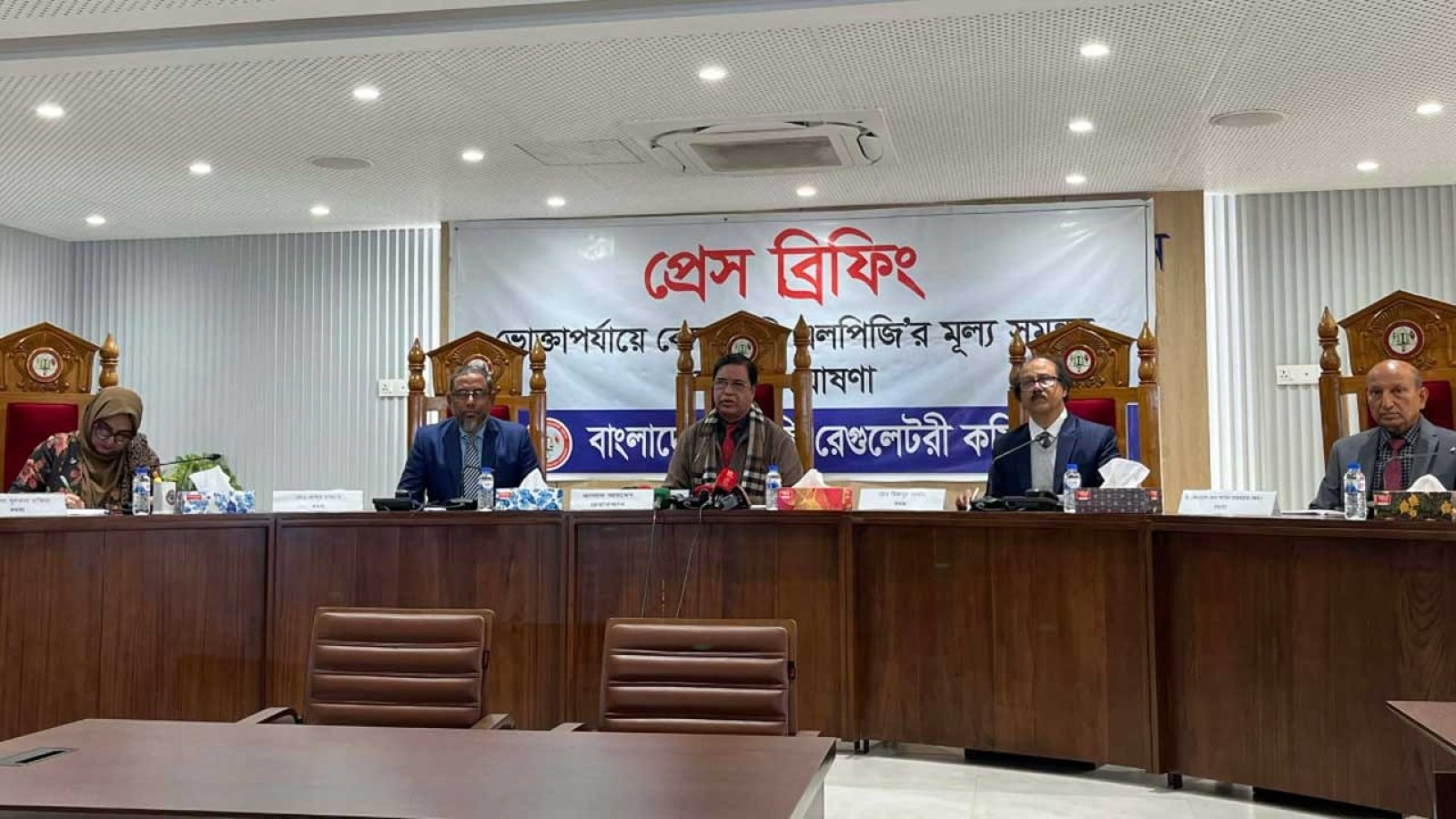 ভোক্তারা সরকারি মূল্যে গ্যাস কিনতে পারবেন, এ নিশ্চয়তা দিতে পারছি না