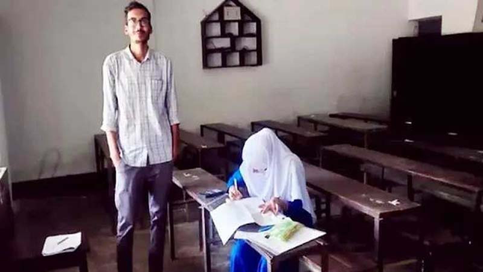 বগুড়ায় এক পরীক্ষার্থীর পাহারায় ৮ জন!