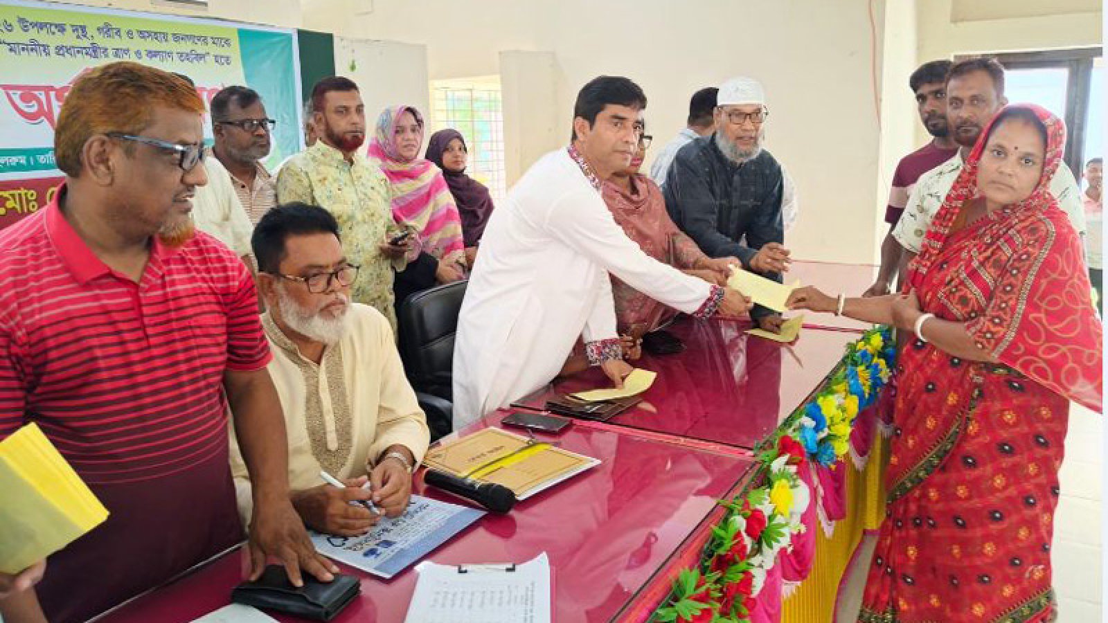 সাপাহারে প্রধানমন্ত্রীর ত্রাণ ও কল্যাণ তহবিলের নগদ অর্থ বিতরণ