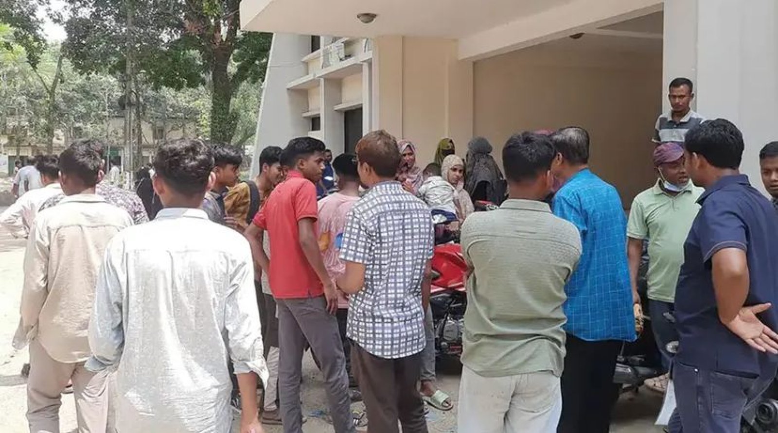 রাতভর অবরোধের পর অবশেষে পরীক্ষায় বসল গাইবান্ধার সেই ৬৫ পরীক্ষার্থী