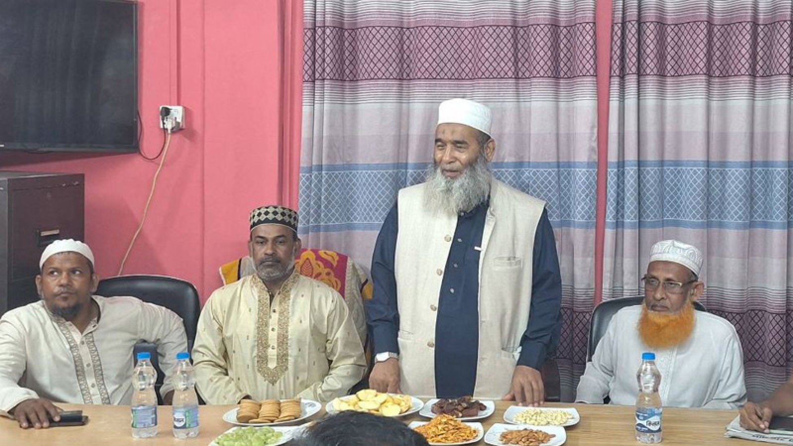 তানোর প্রেস ক্লাবে সাংবাদিকদের সাথে এমপি মুজিবুর রহমানের মতবিনিময়