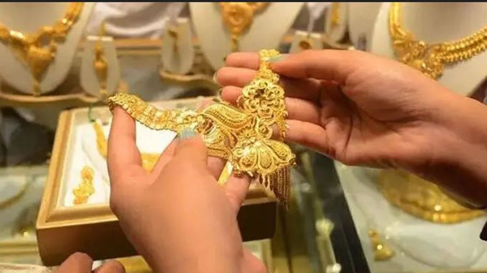 ভরিতে সোনার গহনার দাম কমলো ৫৪৮২ টাকা