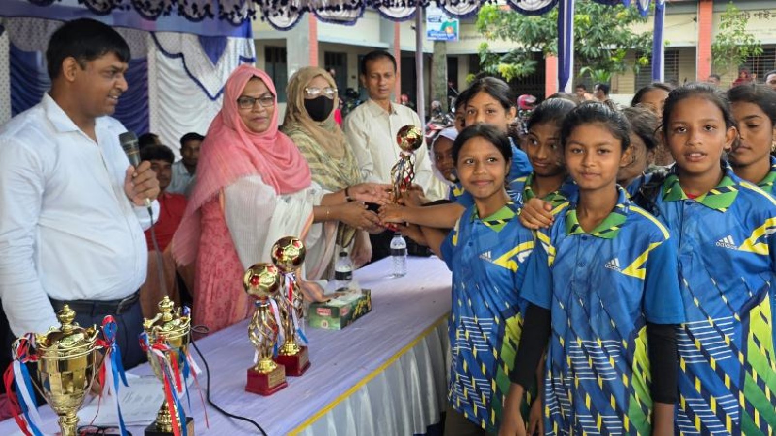 চারঘাটে জাতীয় ক্রীড়া প্রতিযোগিতার পুরস্কার বিতরণ