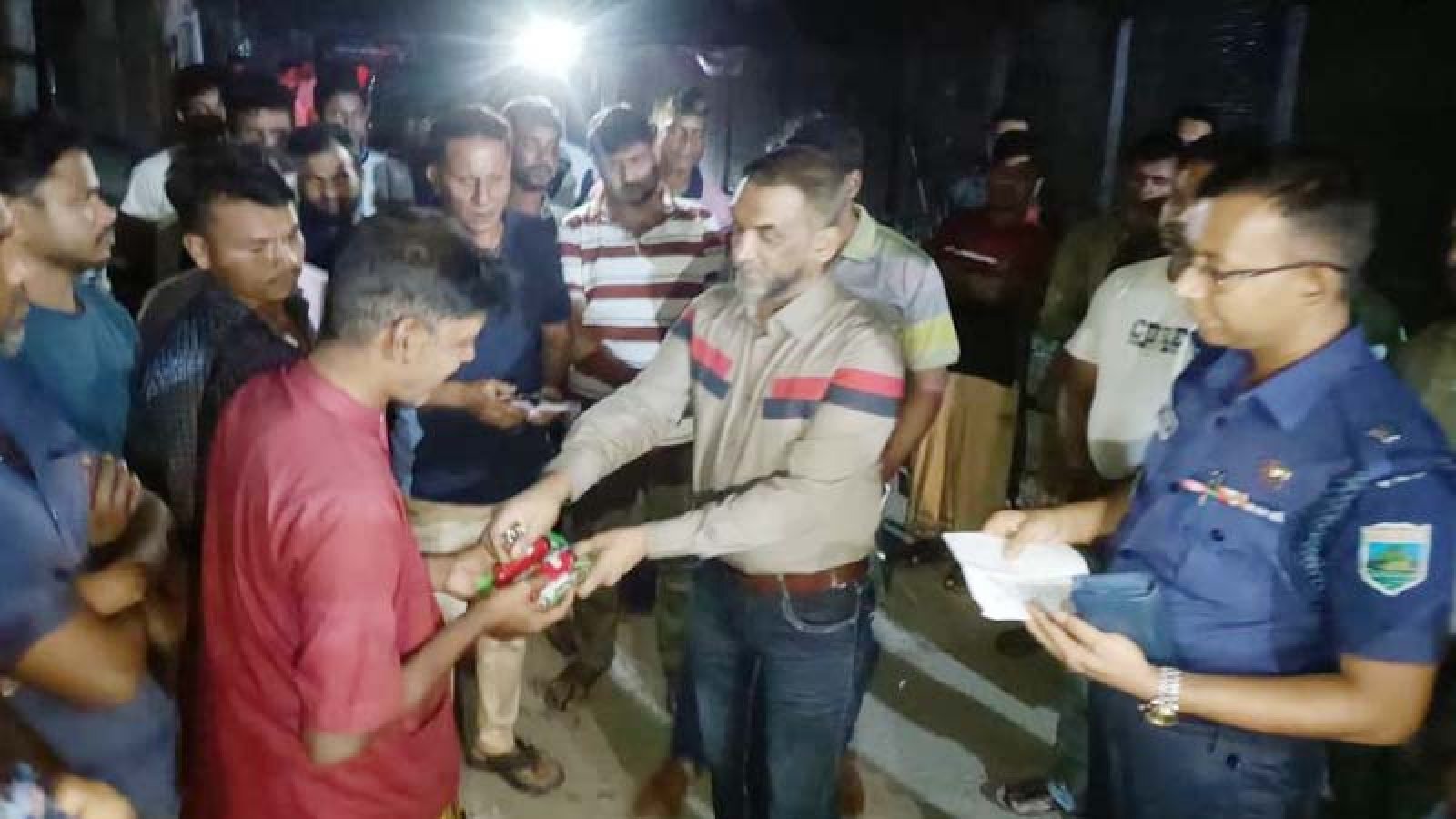 শাহজাদপুরে পুলিশ সুপারের মতবিনিময়,বাঁশকল পরিদর্শন ও টর্চলাইট-বাঁশি বিতরণ