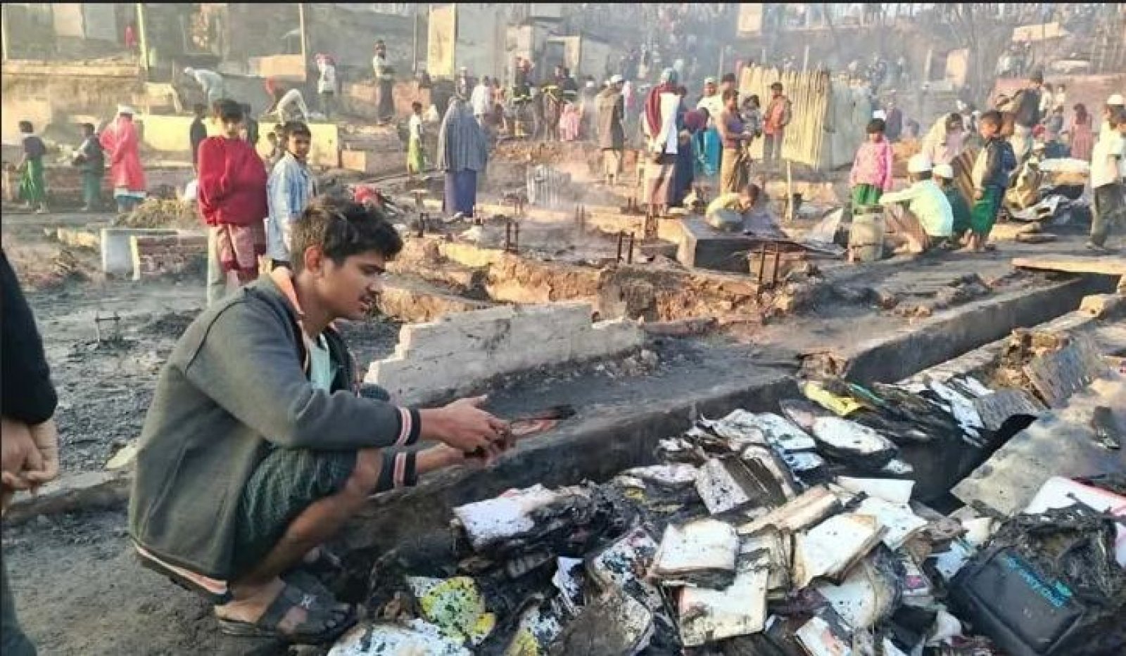 মধ্যরাতে রোহিঙ্গা ক্যাম্পে আগুন, পুড়েছে ৪৬৪ ঘর
