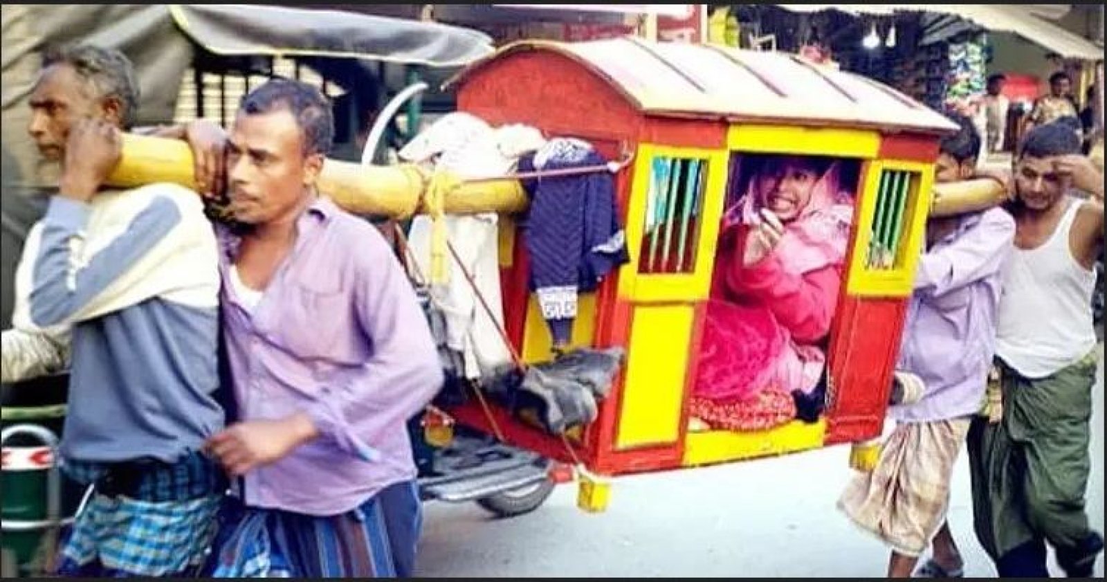 ফরিদপুরে পালকিতে চড়ে বিয়ে