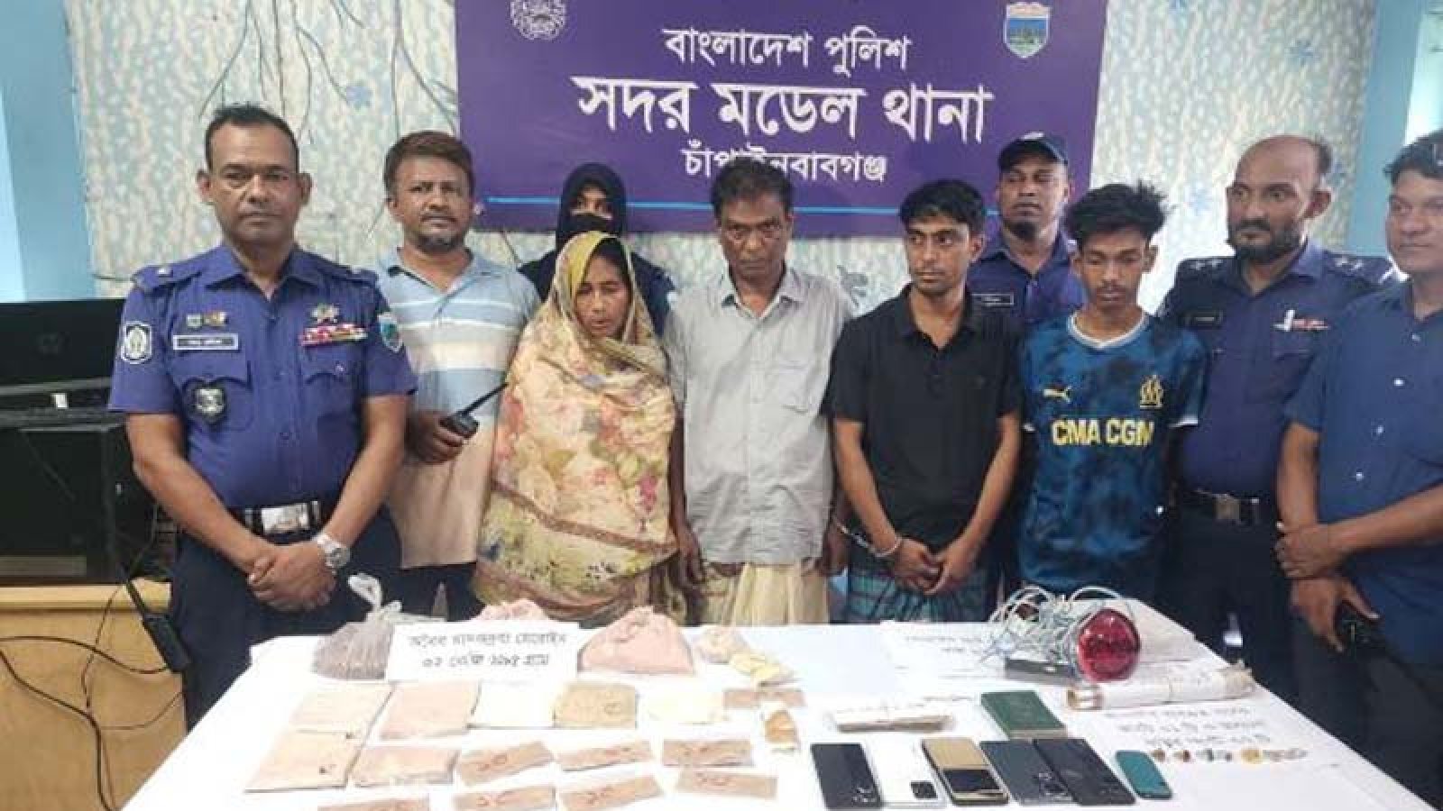 চাঁপাইনবাবগঞ্জে বিপুল পরিমাণ হিরোইনসহ চারজনকে আটক