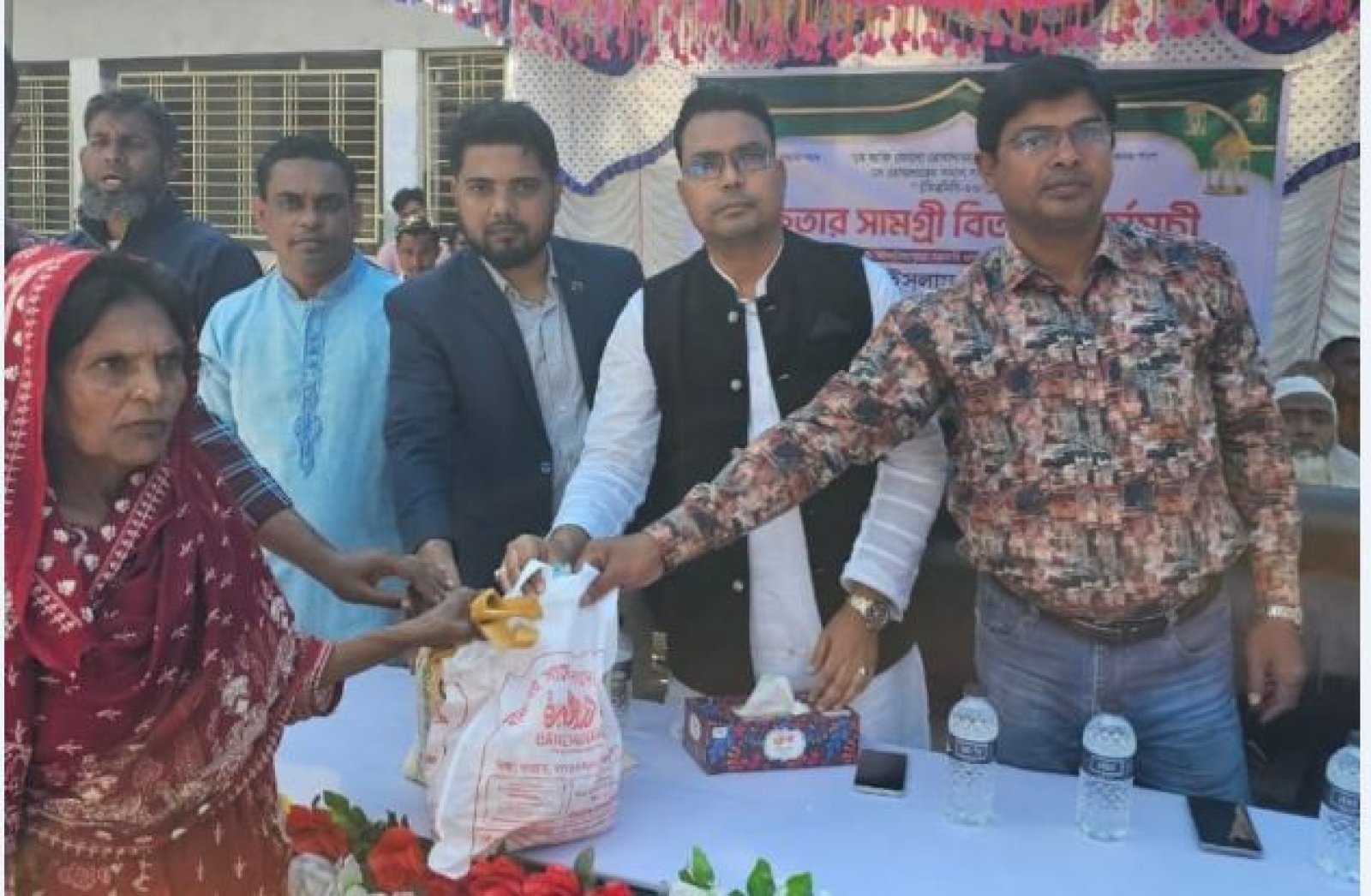 নওগাঁয় দারুল হিকমাহ ইয়ুথ এসোসিয়েশনের ইফতার সামগ্রী বিতরণ
