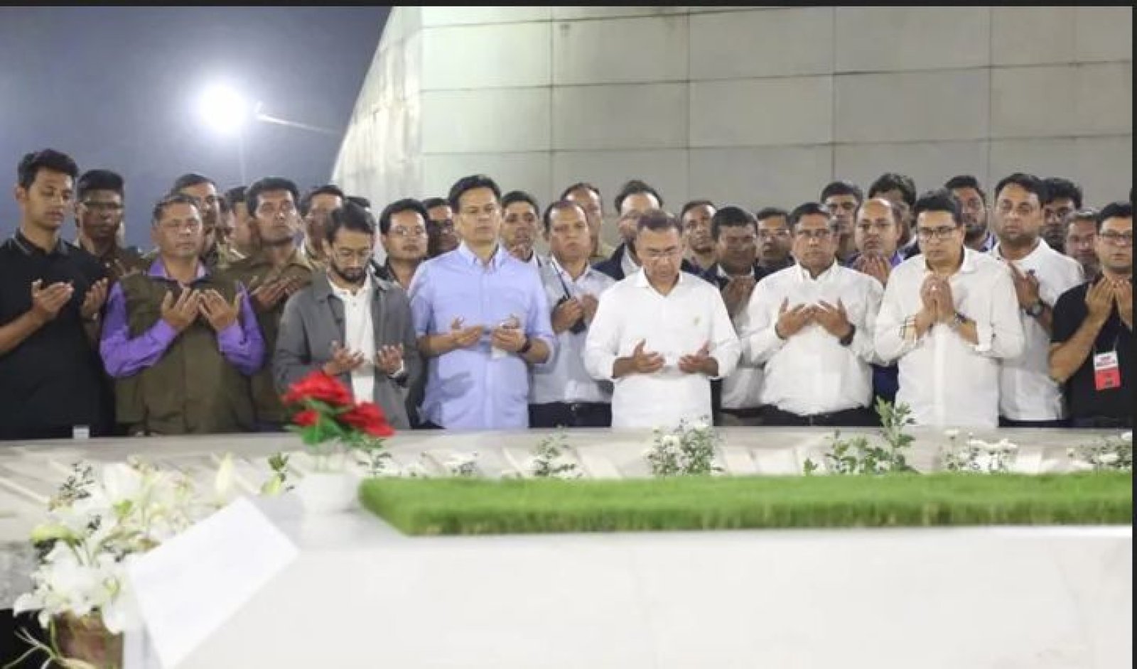 ভোটের প্রচার শেষে বাবা-মায়ের কবর জিয়ারত করলেন তারেক রহমান