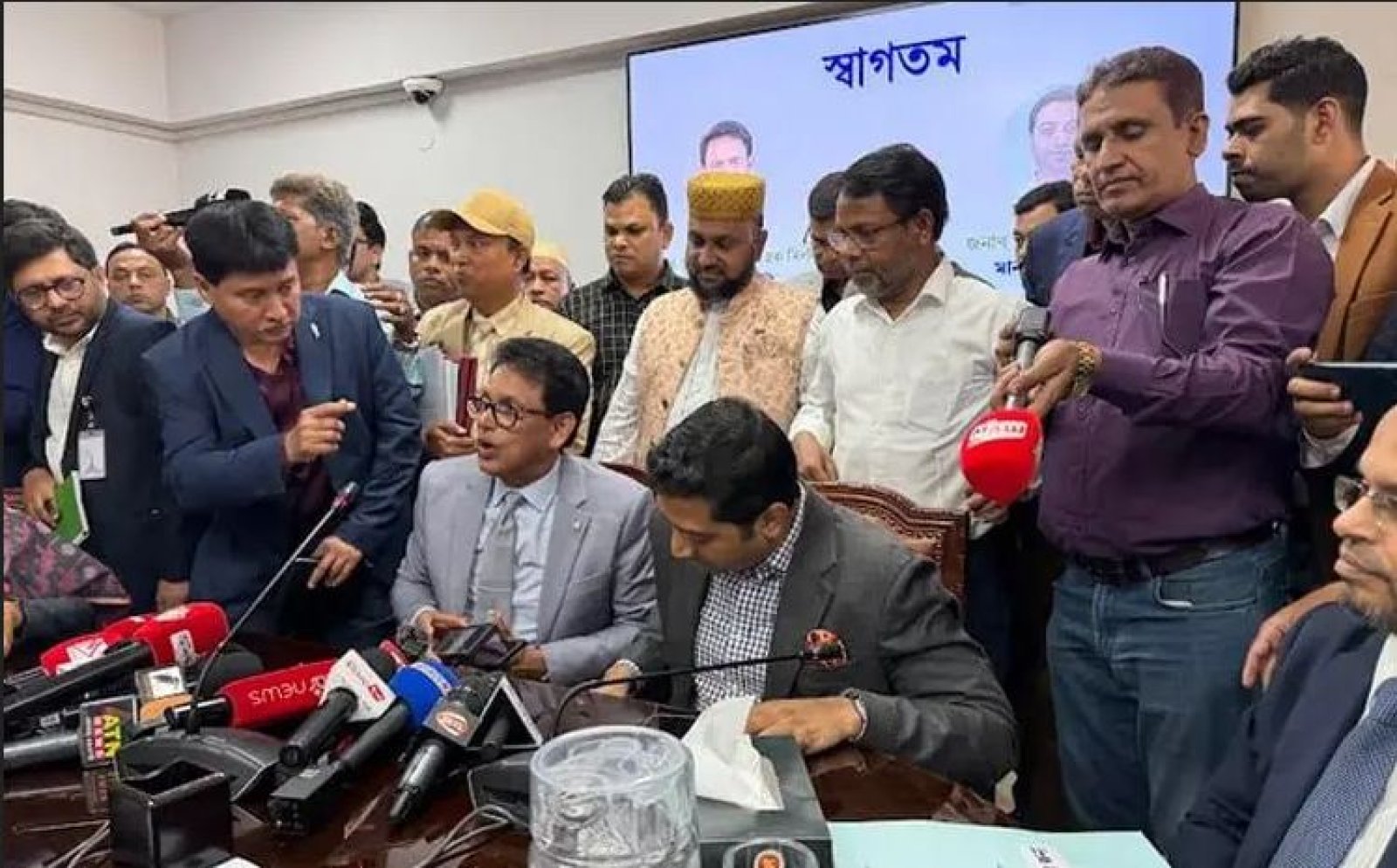 শিক্ষামন্ত্রী এহসানুল হক মিলনকে ঘিরে এত আলোচনা যে কারণে