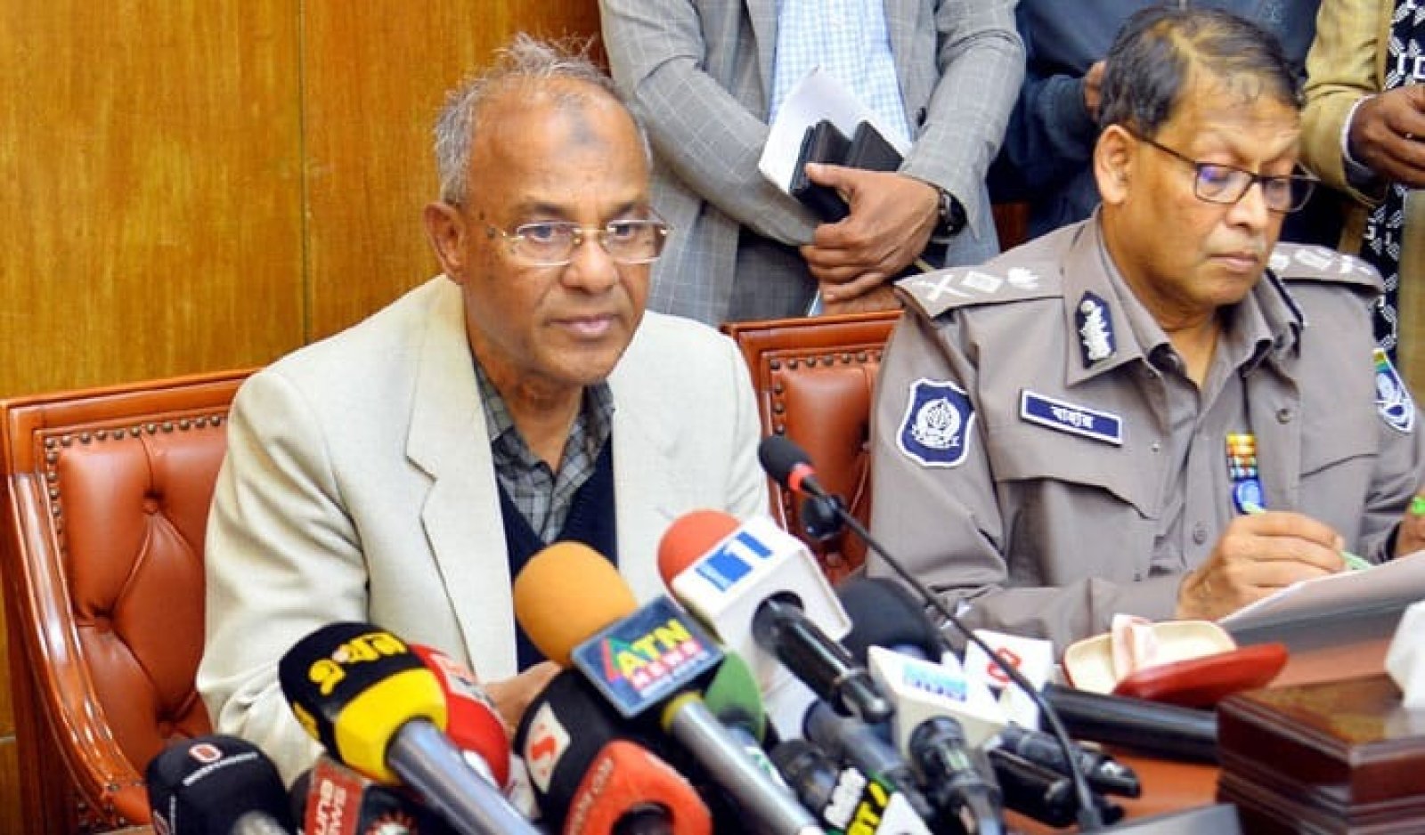 আইনশৃঙ্খলা বাহিনী সব স্থানে প্রবেশের অনুমতি পাবে: স্বরাষ্ট্র উপদেষ্টা