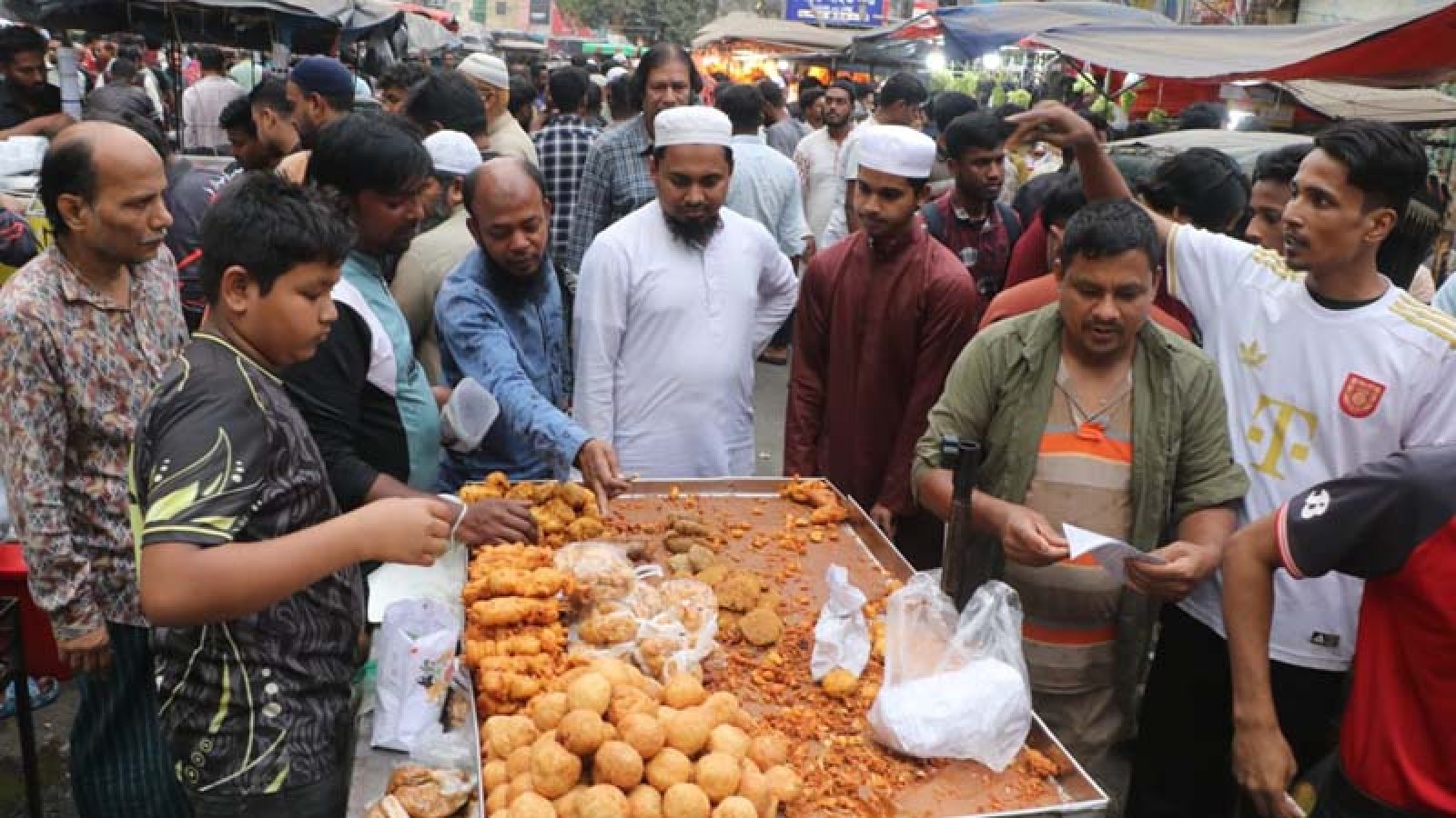 রাজশাহীতে বাহারি ইফতার কিনতে রোজদারদের ভিড়