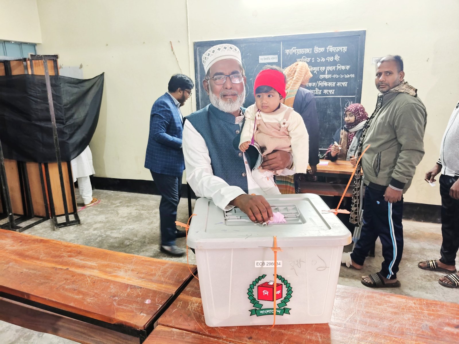 রাজশাহী-৩ আসনে ভোট দিলেন দাড়িপাল্লার প্রার্থী আবুল কালাম আজাদ