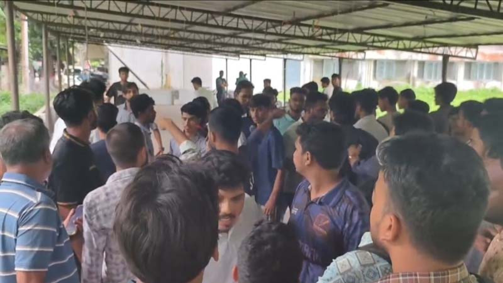 প্রক্টরের সামনে সাংবাদিক ও রাকসু নেতাদের ওপর হামলা মার্কেটিং বিভাগের শিক্ষার্থীদের