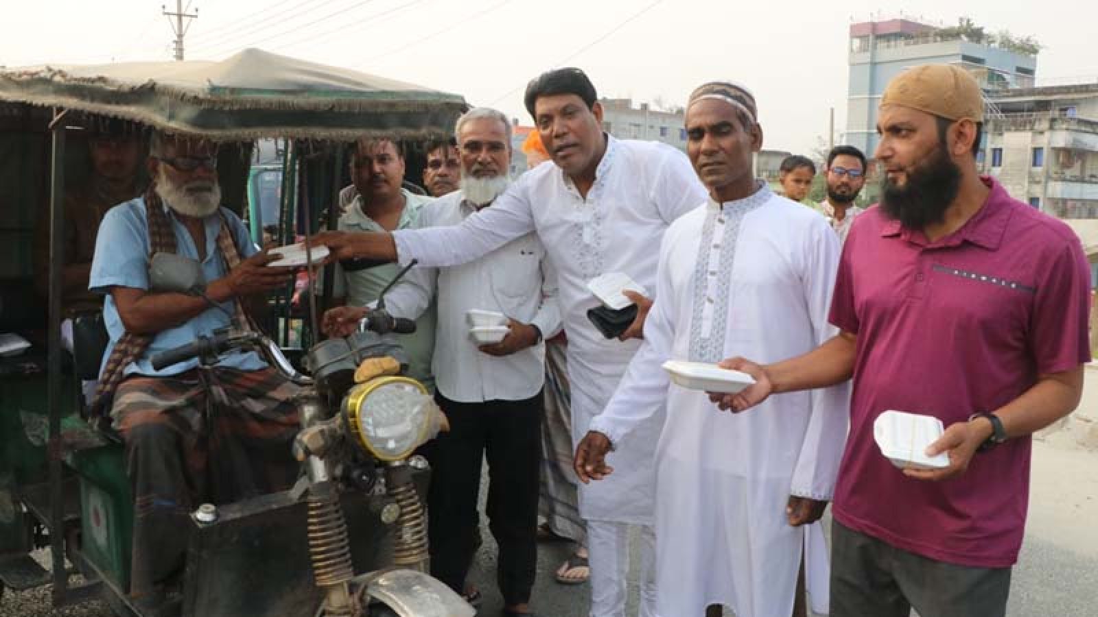 শ্রমিক দলের উদ্যোগে খালেদা জিয়ার মাগফিরাত কামনা, ইফতার বিতরণ