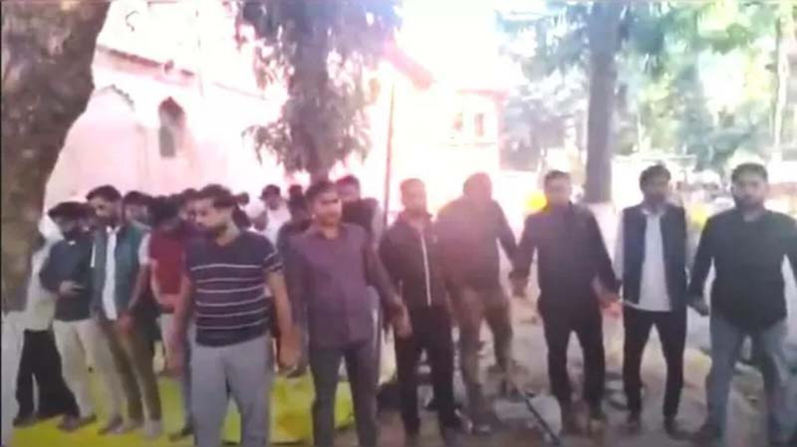 ভারতে সহপাঠীদের নামাজে পাহারা দিল হিন্দু শিক্ষার্থীরা