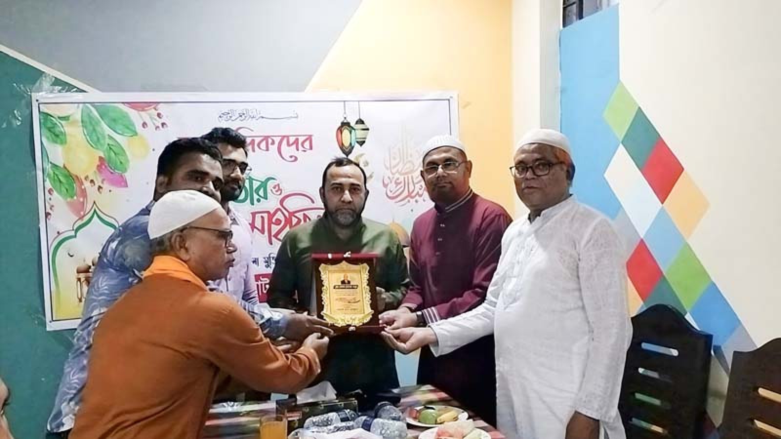 চারঘাটে মামুনকে সম্মাননা স্মারক প্রদান