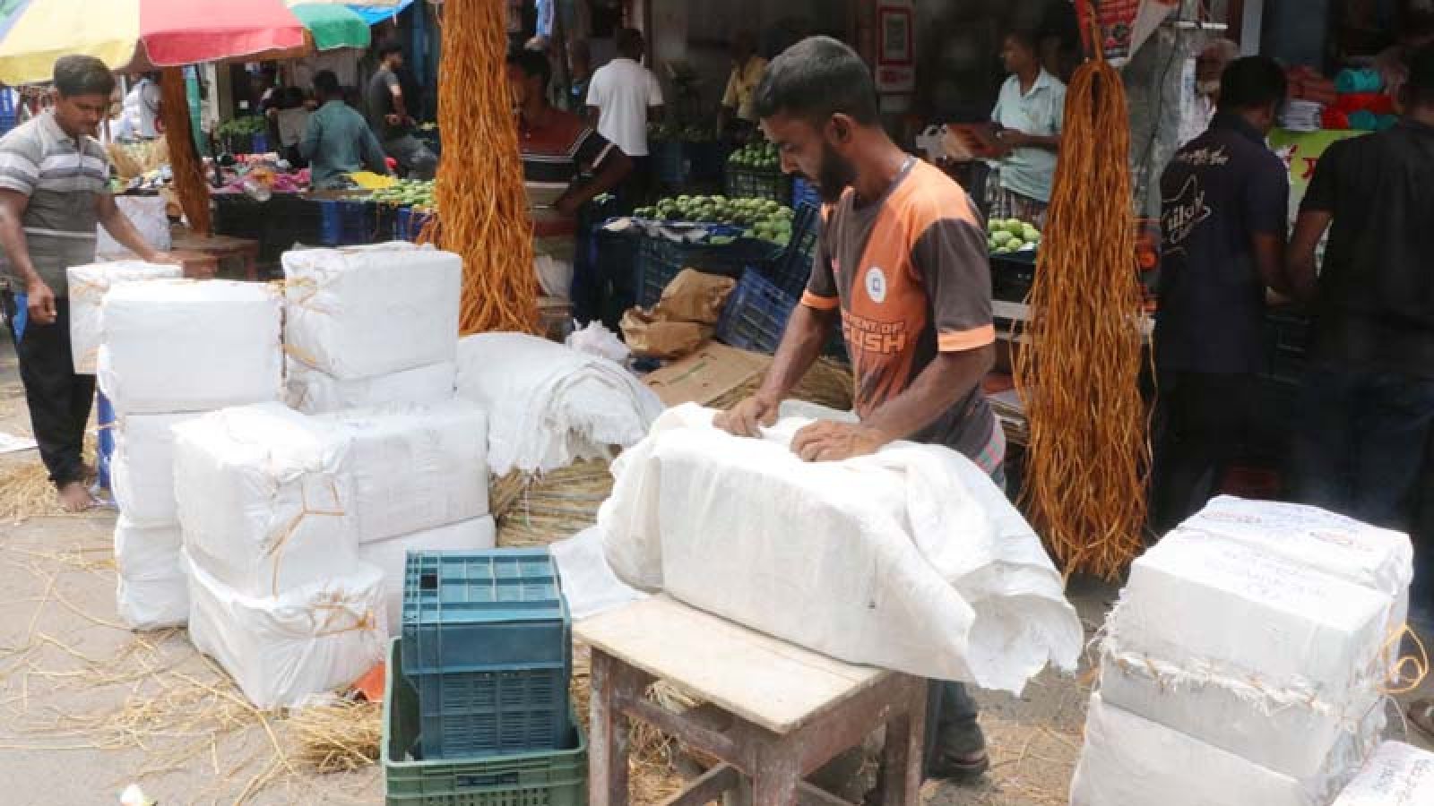 কুরিয়ার সার্ভিসের গাফিলতি, আম পাঠানোর বিড়ম্বনা
