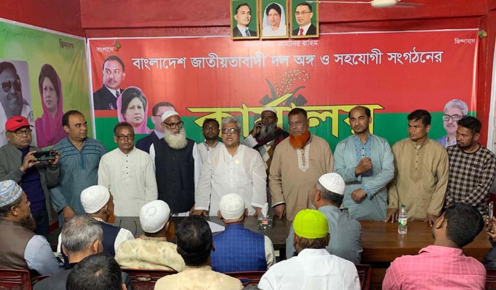নবনির্বাচিত সংসদ সদস্য মিলনের সঙ্গে নেতৃবৃন্দের শুভেচ্ছা বিনিময়