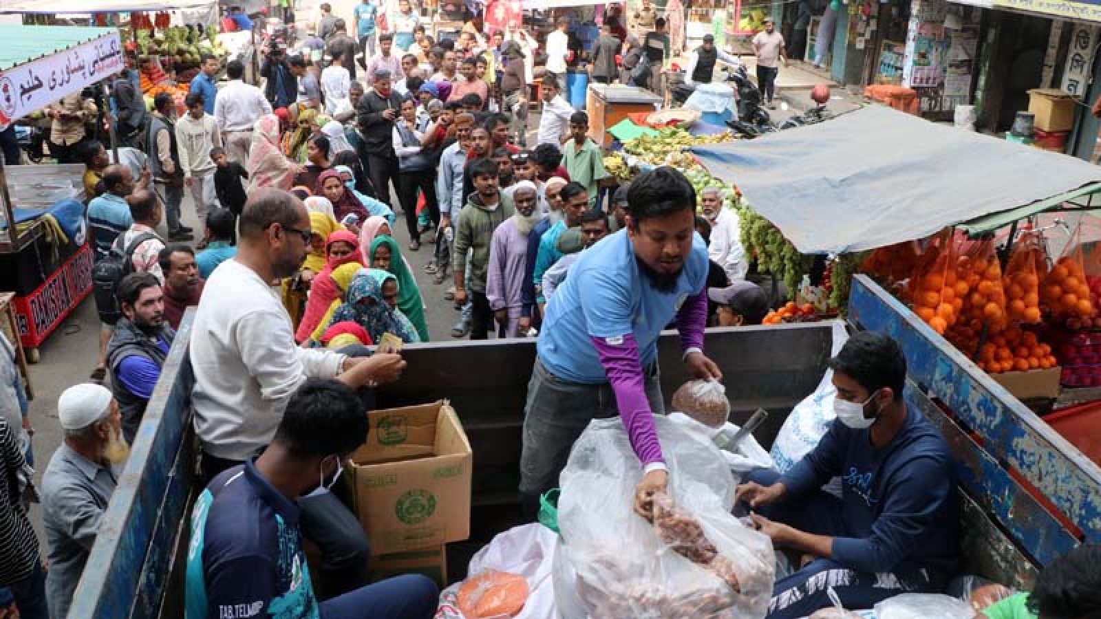 টিসিবির লাইনে দাঁড়িয়ে ধাক্কাধাক্কি ক্রেতাদের