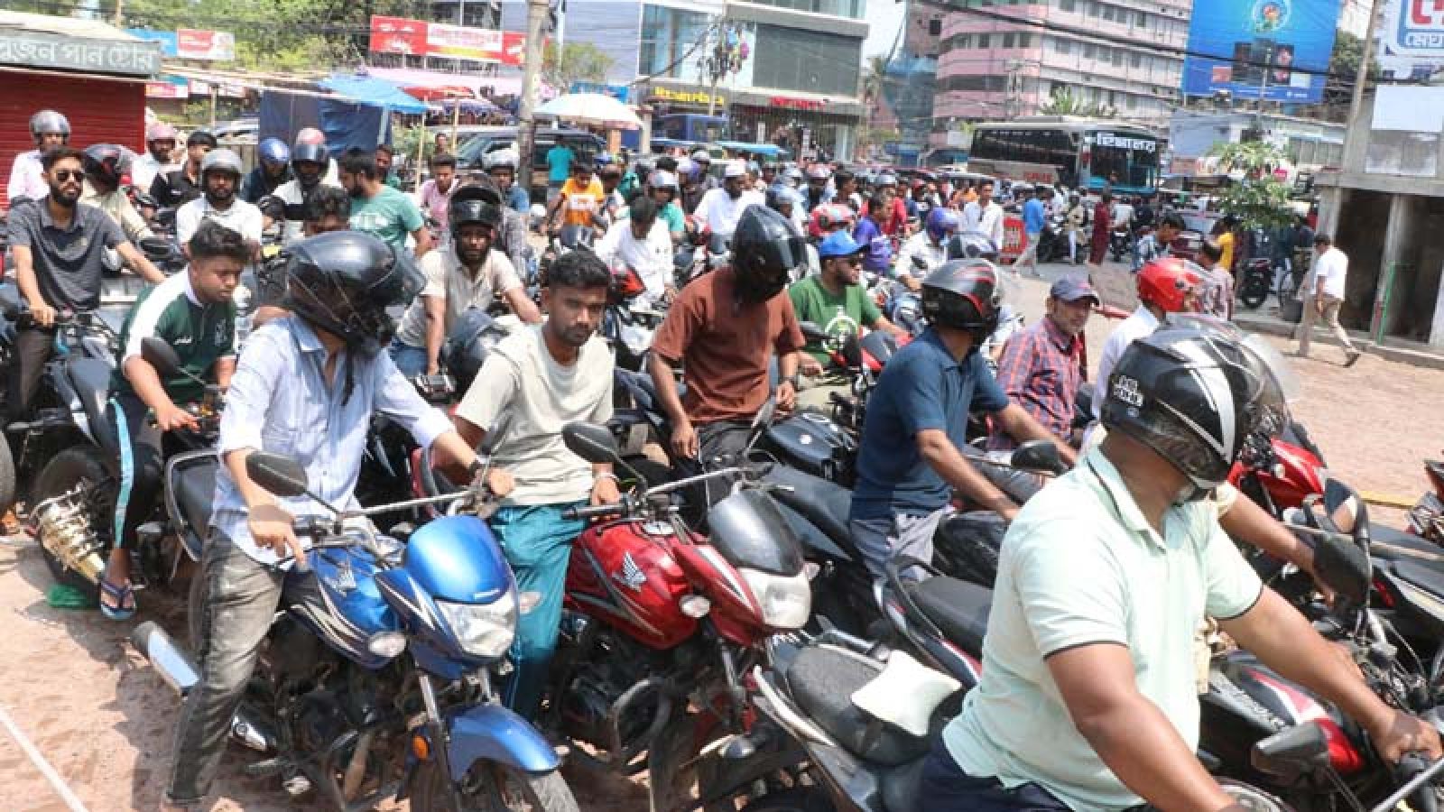 ‘সরকার বলছে তেল আছে, তাহলে পাম্পে নাই কেন’, গ্রাহকের ক্ষোভ