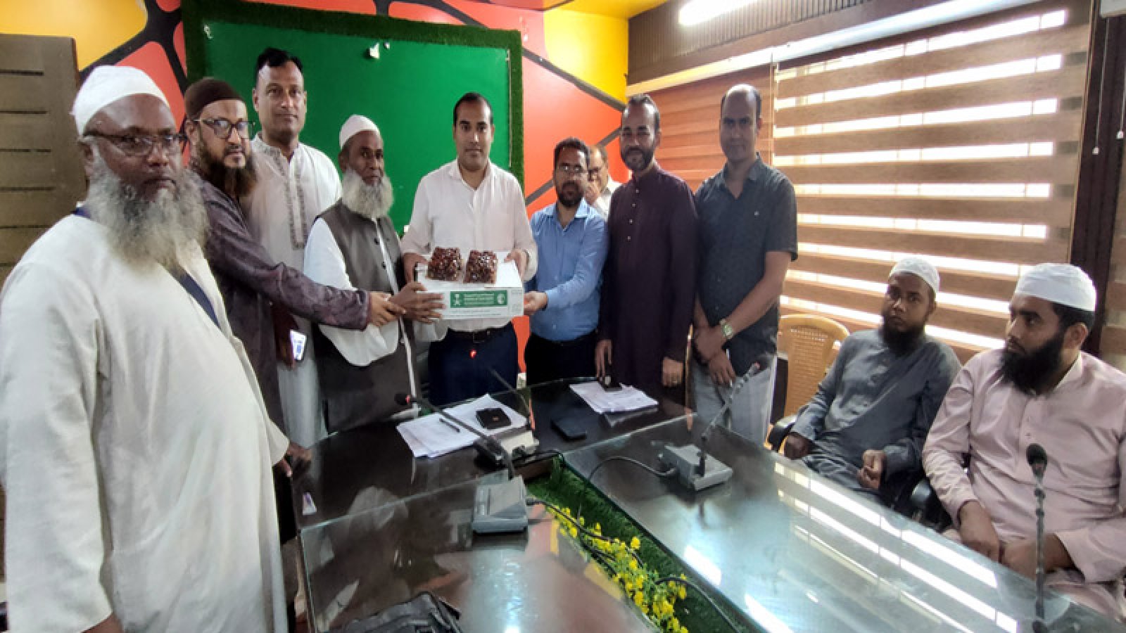 উপহারের খেজুর রাণীনগরের এতিমদের মাঝে বিতরণ