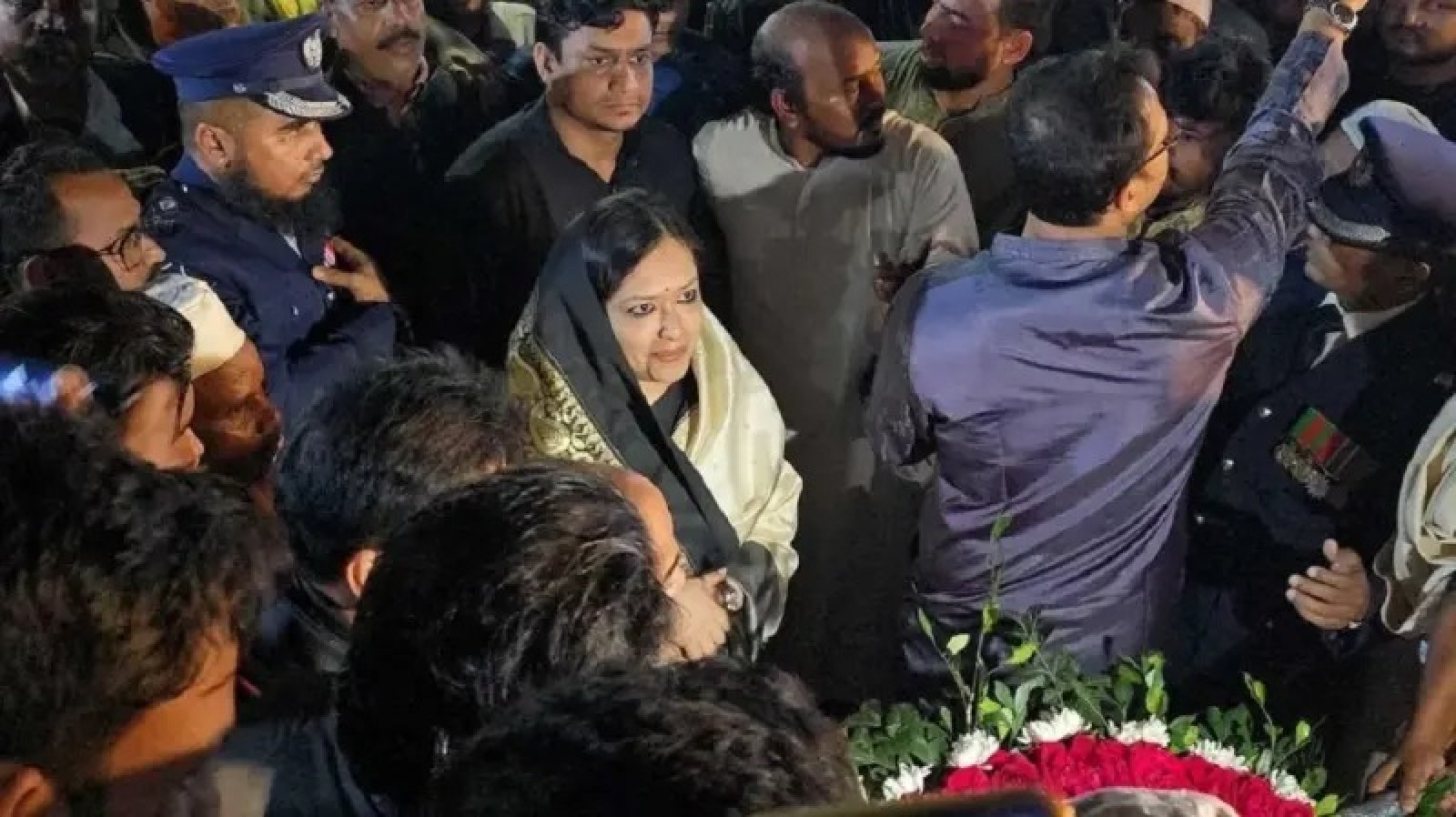 বাধার মুখে শহীদ মিনারে ফুল দিতে পারলেন না রুমিন ফারহানা