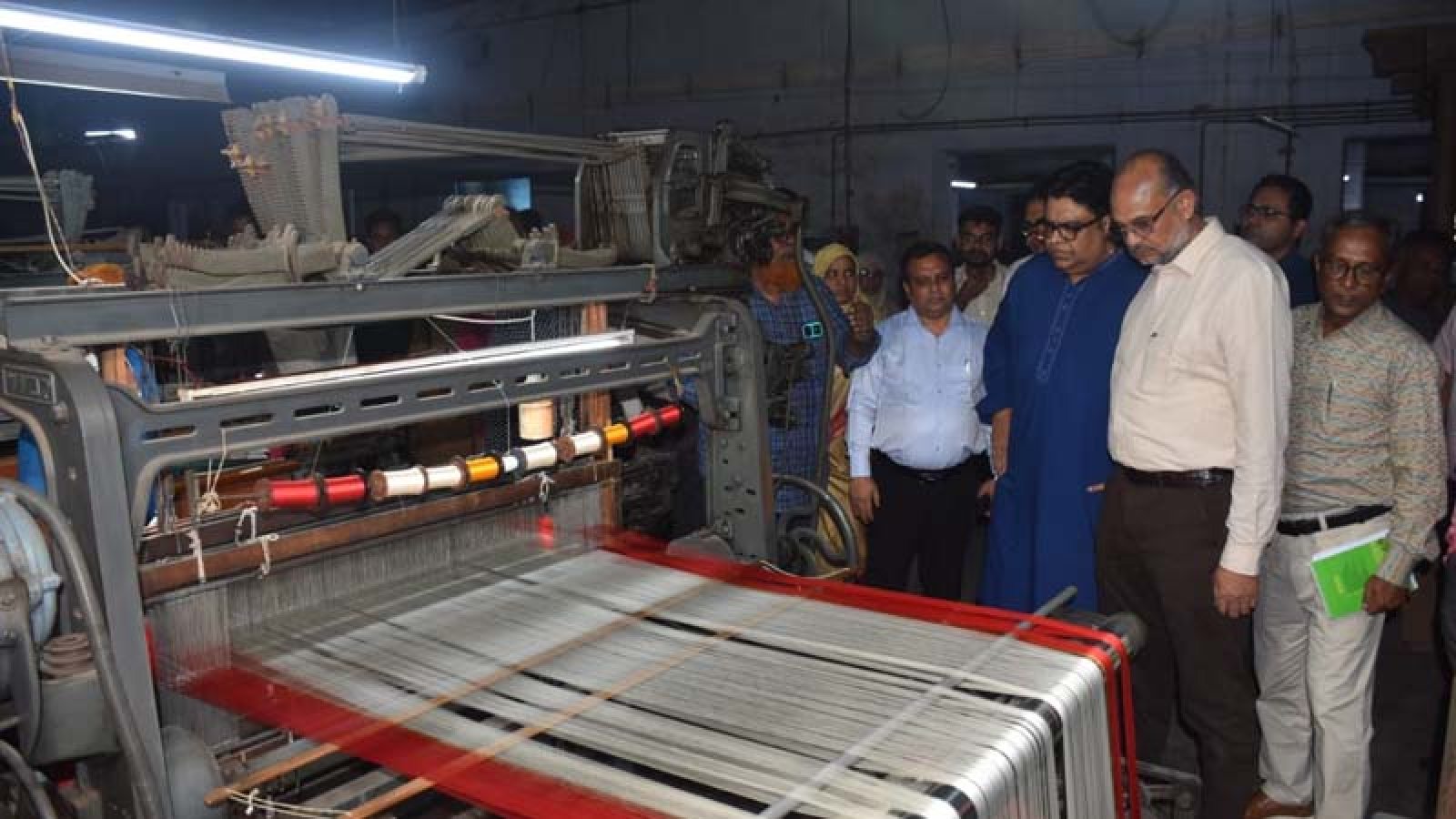 রেশম কারখানা পরিদর্শন করলেন প্রধানমন্ত্রীর দুই উপদেষ্টা