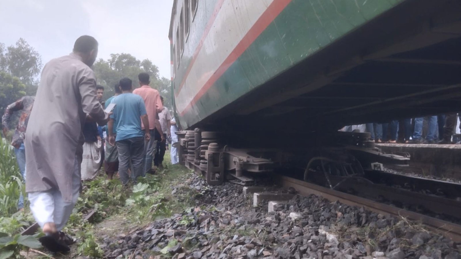 সিল্কসিটি লাইনচ্যুতি : ৬ ঘণ্টা পর ট্রেন চলাচল শুরু