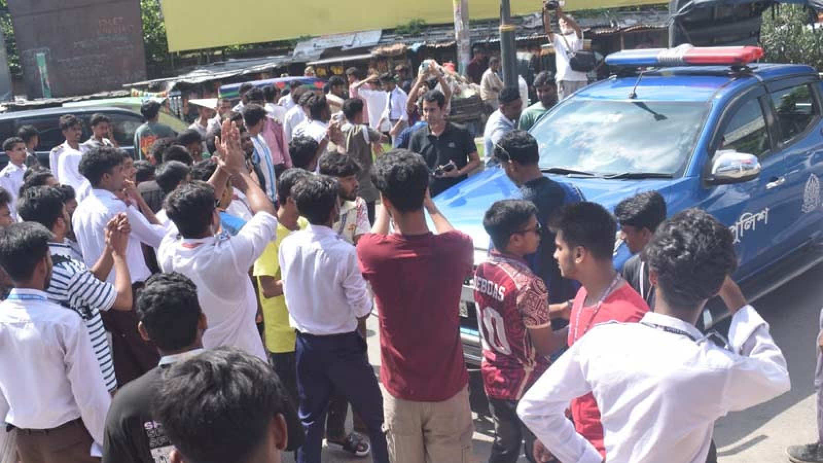চার ঘণ্টা সড়ক অবরোধ, শিক্ষামন্ত্রীর পদত্যাগের দাবি পরীক্ষার্থীদের
